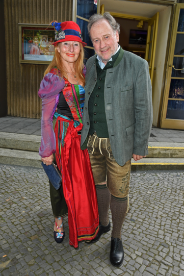 Der Star-Komponist Harold Faltermeyer steuerte dem Musical "Oktoberfest The Musical. Beinah wahr…" die musikalischen Beiträge bei. Seine Begleitung auf der Premiere des Stücks war seine Ehefrau Birgit Wolff.