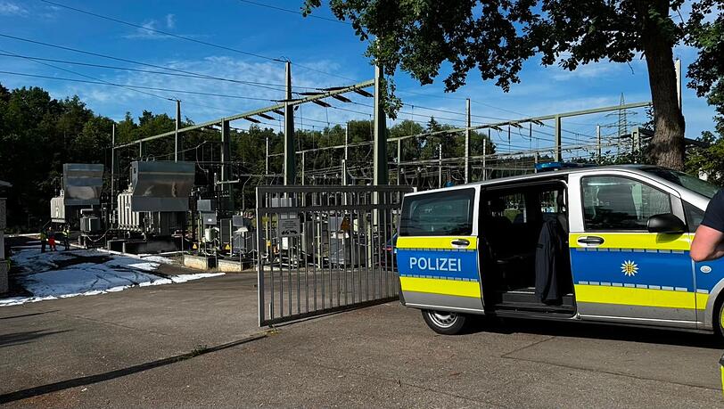 Die Polizei ermittelt nach dem Brand in einem Umspannwerk. Die Polizei ermittelt nach dem Brand in einem Umspannwerk.