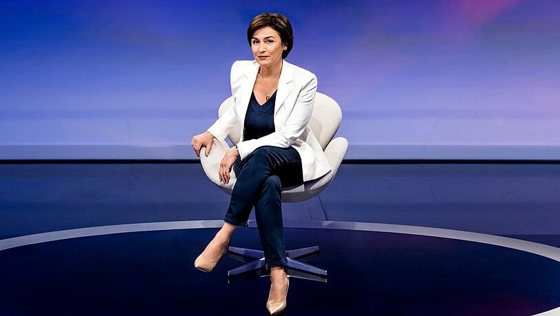 Sandra Maischberger diskutiert in ihrer ARD-Talkshow mit prominenten Gästen. Sandra Maischberger diskutiert in ihrer ARD-Talkshow mit prominenten Gästen.