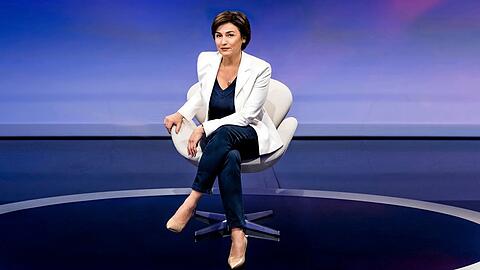 Sandra Maischberger diskutiert in ihrer ARD-Talkshow mit prominenten G&auml;sten.