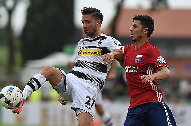 Erzielte das einzige Tor des Spiels: Julian Korb (l.) von Borussia Mönchengladbach.