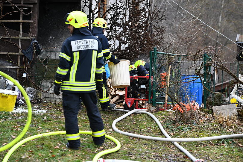 Der Sachschaden beträgt 35.000 Euro - die Ursache für den Kellerbrand ist derzeit noch unklar. Die Bilder vom Feuerwehreinsatz.