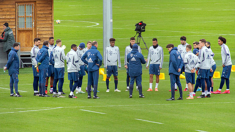 Der FC Bayern setzt auch am Dienstag noch mit dem Teamtraining aus.