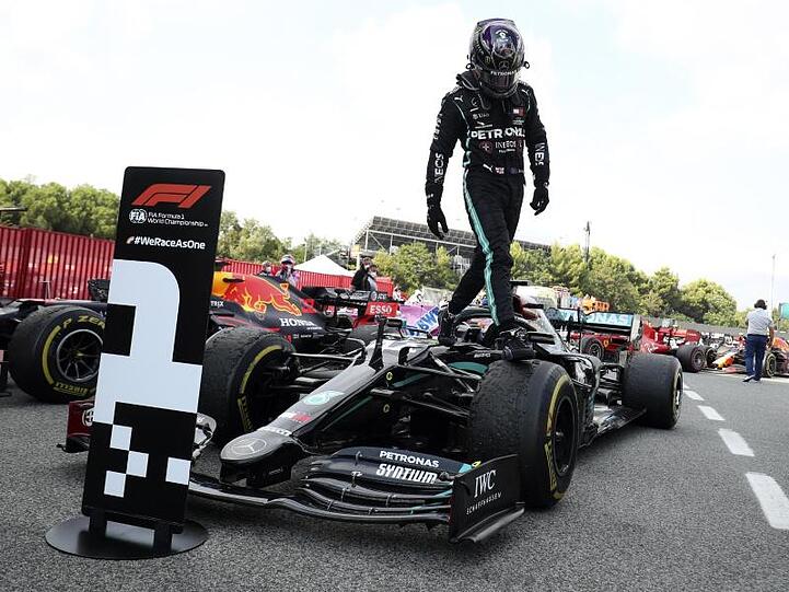 Lewis Hamilton vom Team Mercedes steigt nach dem gewonnenen Rennen aus seinem Fahrzeug.