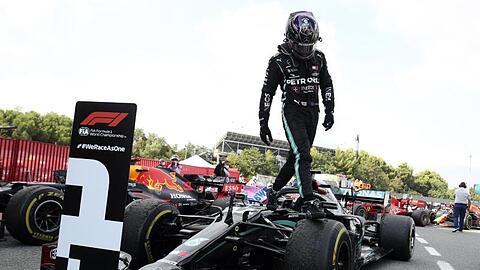 Lewis Hamilton vom Team Mercedes steigt nach dem gewonnenen Rennen aus seinem Fahrzeug.