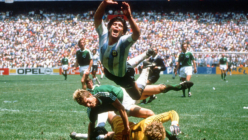 "Vor dem Endspiel war uns klar: Wir spielen nicht nur gegen Argentinien, sondern vor allem auch gegen einen Mann: gegen Maradona", sagt Harald Schumacher, der im WM-Finale 1986, das Deutschland 2:3 verloren hat, im Tor gestanden hat. "Vor dem Endspiel war uns klar: Wir spielen nicht nur gegen Argentinien, sondern vor allem auch gegen einen Mann: gegen Maradona", sagt Harald Schumacher, der im WM-Finale 1986, das Deutschland 2:3 verloren hat, im Tor gestanden hat.