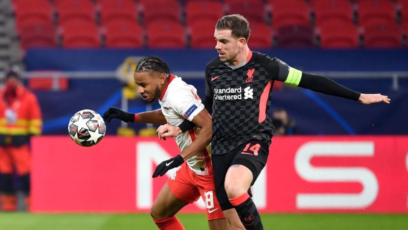 Der Leipziger Christopher Nkunku (links) im Zweikampf mit Jordan Henderson.