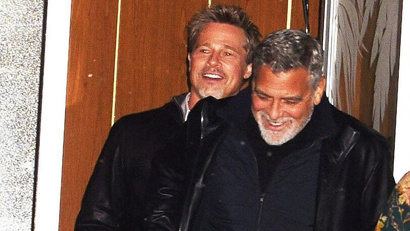 Großartige Stimmung: Am Set ihres neuen Films "Wolves" haben Brad Pitt (li.) und George Clooney (re.) sichtlich Spaß. Großartige Stimmung: Am Set ihres neuen Films "Wolves" haben Brad Pitt (li.) und George Clooney (re.) sichtlich Spaß.