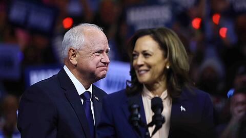 Er mag zwar hinter Kamala Harris stehen, befindet sich derzeit aber im Fokus: Tim Walz, der demokratische Kandidat für das Amt als Vizepräsidenten.
