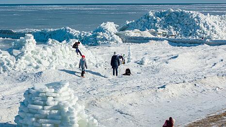 Eis soweit das Auge reicht, gibt es derzeit am Ostseestrand von Zempin auf Usedom.