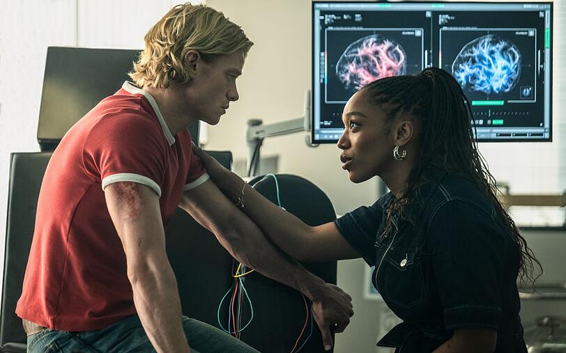 Schauspieler Matt (Tom Rhys Harries, mit Naomi Ackie) unterzieht sich einer revolutionären Behandlung und hofft, seine Karriere als Schauspieler so fortsetzen zu können. Schauspieler Matt (Tom Rhys Harries, mit Naomi Ackie) unterzieht sich einer revolutionären Behandlung und hofft, seine Karriere als Schauspieler so fortsetzen zu können.
