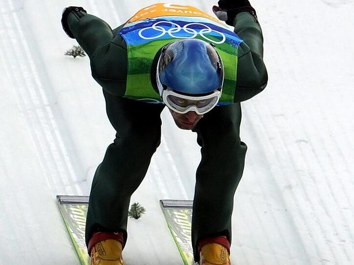 Björn Kircheisen fährt in der typischen Springer-Haltung die Schanze herunter.