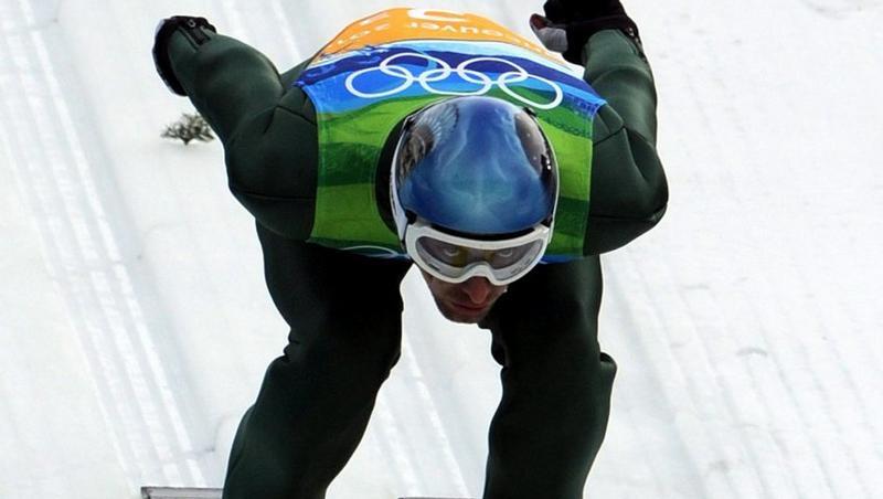 Björn Kircheisen fährt in der typischen Springer-Haltung die Schanze herunter.