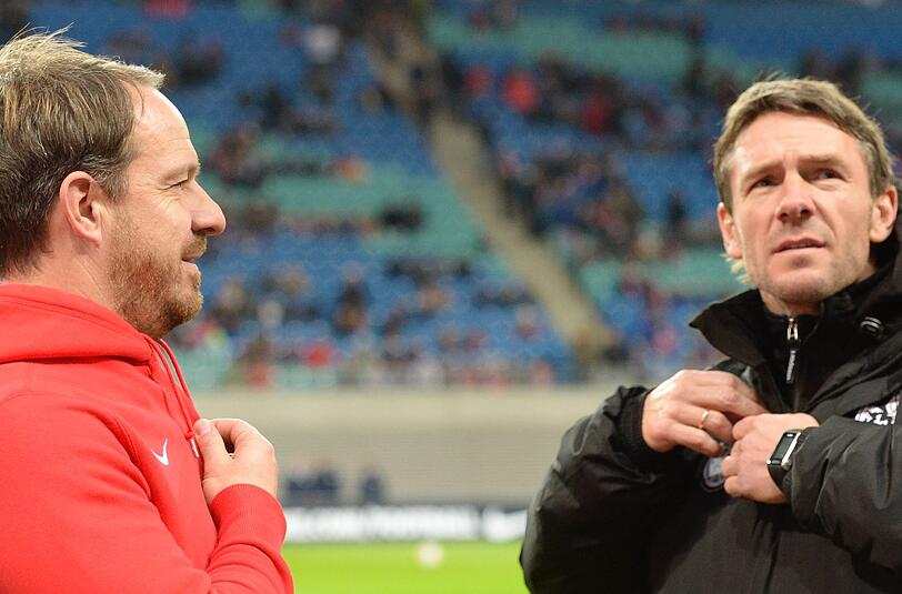 Löwen-Trainer Markus von Ahlen (r.) mit Leipzig-Coach Alexander Zorniger vor dem Spiel am Montag.