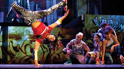 Der legendäre Cirque Éloize kehrt mit seiner spektakulären Großstadt-Show "ID" erneut auf das Tollwood Festival zurück.