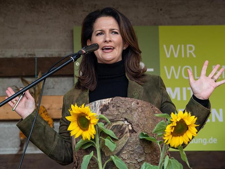 Michaela Kaniber (CSU), Agrarministerin von Bayern, spricht während einer Demonstration. (Archivbild)