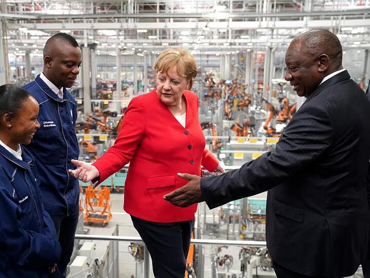 Angela Merkel und Cyril Ramaphosa (r) beim Besuch des BMW-Werks bei Pretoria.