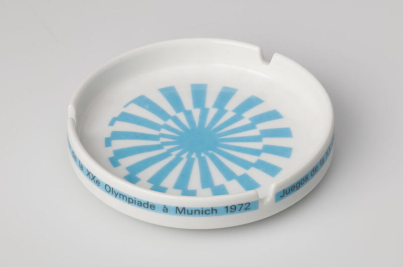 Die hellblaue Olympia-Sonne hat selbst aus Aschenbechern geleuchtet.