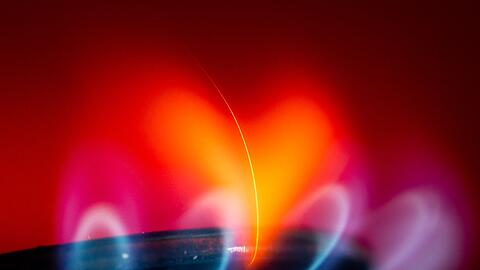 Die Flamme eines Gasherdes brennt in einer K&uuml;che.