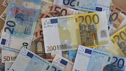 Die Polizei entdeckte das Falschgeld und stellte es sicher. (Symbolbild)