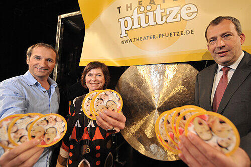 Pfütze Taler für arme Kids: Theater-Chef Jürgen Decke (li.), Schirmherrin Petra Maly und Stefan Schindler von der Spardabank.