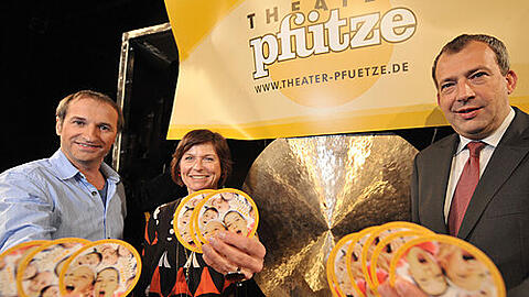Pfütze Taler für arme Kids: Theater-Chef Jürgen Decke (li.), Schirmherrin Petra Maly und Stefan Schindler von der Spardabank.