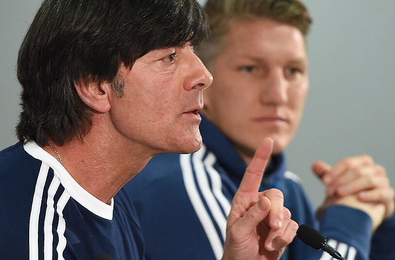 Joachim Löw (l.) und Bastian Schweinsteiger stimmten bei der Weltfußballer-Wahl für Manuel Neuer.