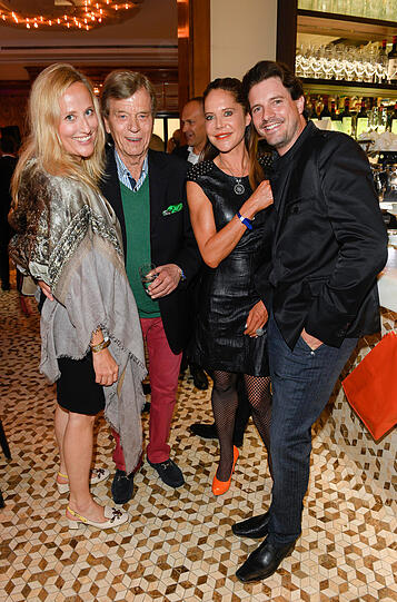 Ferfried von Hohenzollern und Begleitung Claudia mit Doreen Dietel und Tobias Guttenberg bei der Party zum "Tag und Nacht der 1000PS"-Event im Hotel Vier Jahreszeiten Kempinski.