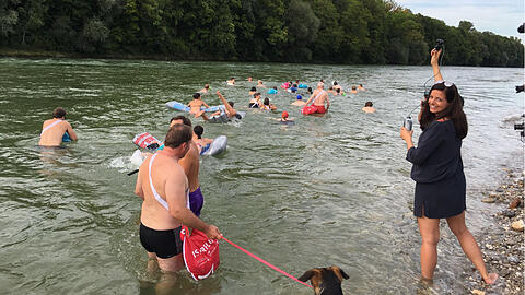 Kristina Frank (r.) bei der Schwimm-Demo 2018 an der Isar.