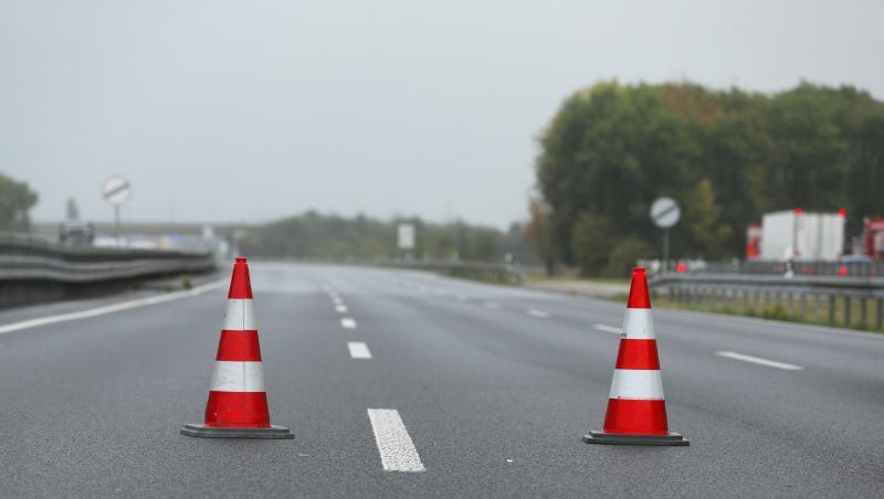 Zwei Verkehrshütchen stehen auf einer gesperrten Autobahn. Foto: David Young/dpa/Symbolbild Zwei Verkehrshütchen stehen auf einer gesperrten Autobahn. Foto: David Young/dpa/Symbolbild