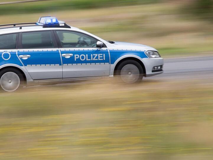 Ein Streifenwagen fährt mit Blaulicht über eine Straße. Foto: Friso Gentsch/dpa/Symbolbild