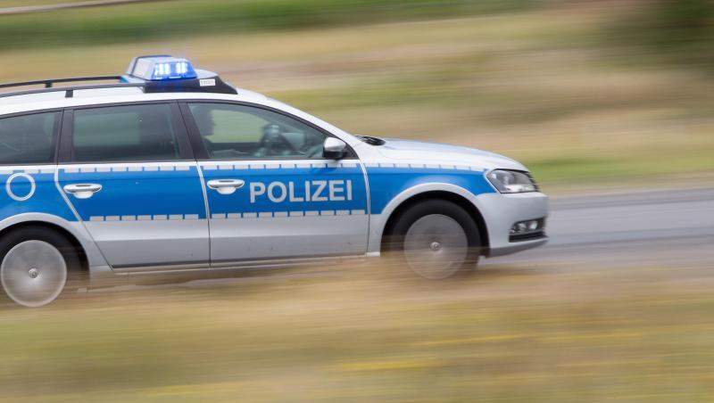 Ein Streifenwagen fährt mit Blaulicht über eine Straße. Foto: Friso Gentsch/dpa/Symbolbild Ein Streifenwagen fährt mit Blaulicht über eine Straße. Foto: Friso Gentsch/dpa/Symbolbild