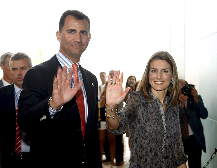 Einen glattrasierten Felipe gab es zuletzt vor gut zehn Jahren, aber es gab ihn: Hier das spanische Kronprinzenpaar beim Besuch der Expo 2008.