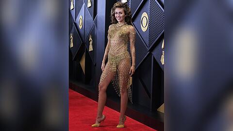 Miley Cyrus auf dem roten Teppich der Grammy Awards 2024 in Los Angeles.