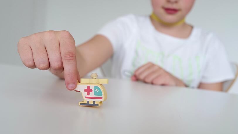 Auch Fachkräfte wie Erzieherinnen und Erzieher werden bei der Unterstützung der ihnen anvertrauten Kinder begleitet. Auch Fachkräfte wie Erzieherinnen und Erzieher werden bei der Unterstützung der ihnen anvertrauten Kinder begleitet.