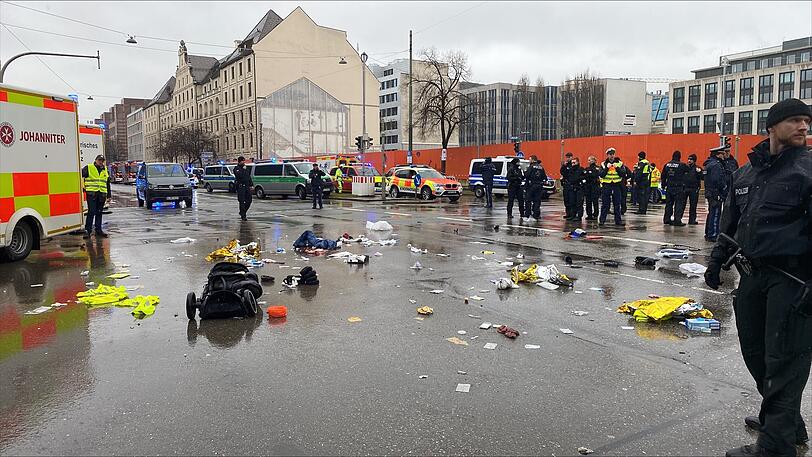 Ein Auto ist in der Maxvorstadt in eine Menschenmenge gefahren, es gibt Verletzte. Großeinsatz von Polizei und Feuerwehr.