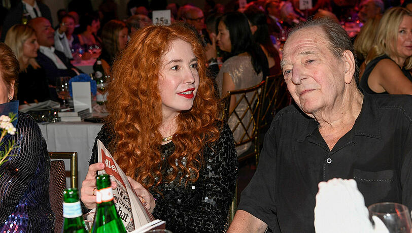 Ein Schnappschuss von der Feier zum 80. Geburtstag: Laura Siegel mit der Abendzeitung in den H&auml;nden an der Seite von Ralph Siegel