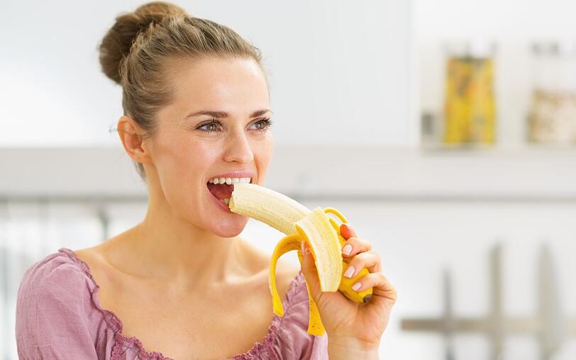 Leiden Sie unter Hei&szlig;hungerattacken? Eine Banane zwischendurch ist keine gute Idee, um dieses Problem zu l&ouml;sen. Ganz im Gegenteil: Beim Verzehr von Bananen steigt der Blutzuckerspiegel schnell an - und sinkt genauso schnell auch wieder ab. Am besten essen Sie das s&uuml;&szlig;e Obst gemeinsam mit langfristig s&auml;ttigenden Lebensmitteln.