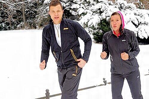 Der Personal Trainer Dirk van der Klok aus Nürnberg schindete Katy Karrenbauer auch beim Trainingslauf durch den Schnee.