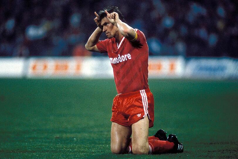 Das Original: Klaus Augenthalers Geste von 1987. Das Signal: &bdquo;Wir sind hier beim Fußball, nicht beim Stierkampf!