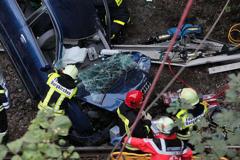 Furchtbarer Unfall im Landkreis Altötting: Ein PKW fliegt von einer Brücke herunter und knallt auf das Gleisbett. Drei junge Menschen kommen schwer verletzt in die Klinik.