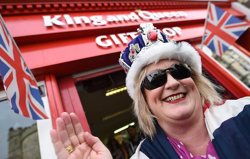 Während Politiker aus dem In- und Ausland die Verdienste der Queen ehren, feiern in Windsor die Untertanen ihre Monarchin. Die Bilder zum Durchklicken.