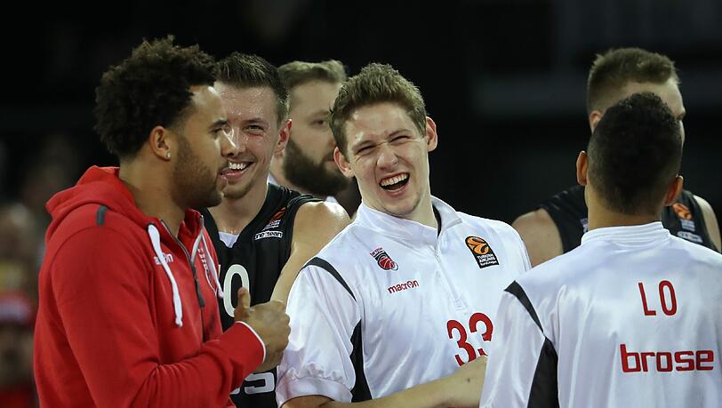 Die Bamberger Elias Harris (l-r), Daniel Theis und Patrick Heckmann jubeln über ihren Sieg. Die Bamberger Elias Harris (l-r), Daniel Theis und Patrick Heckmann jubeln über ihren Sieg.