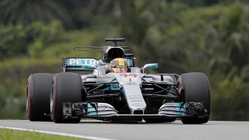Der Formel-1-Wagen von Lewis Hamilton macht Probleme.