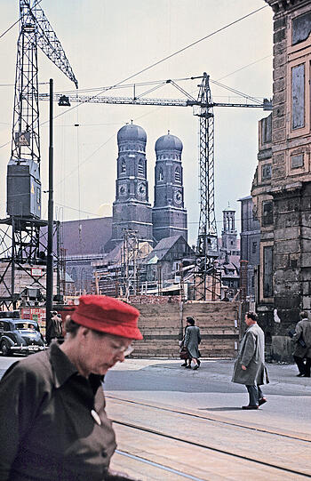 1955: Von der Maxburg war nur der Turm am rechten Bildrand erhalten geblieben. Seit 1954 wird die Burg wiedererichtet.