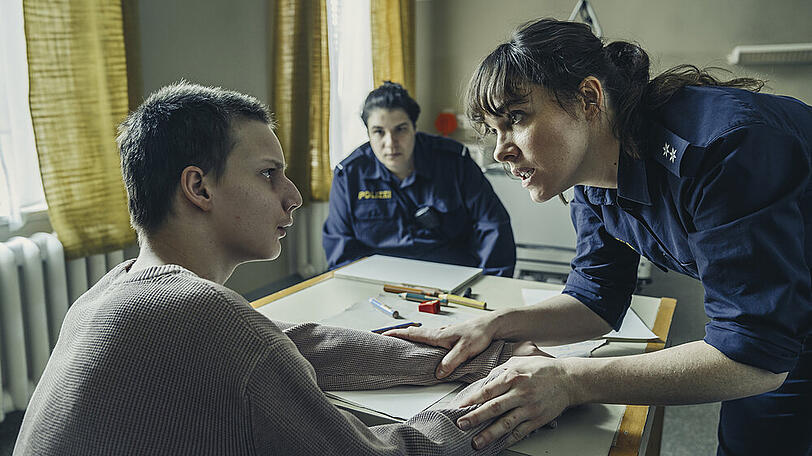 Polizistin Elisabeth "Bessie" Eyckhoff (Verena Altenberger) und ihr Kollege Cem (Cem Lukas Yeginer) kümmern sich um den verwahrlosten Jungen Polou (Dennis Doms)