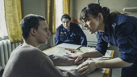 Polizistin Elisabeth "Bessie" Eyckhoff (Verena Altenberger) und ihr Kollege Cem (Cem Lukas Yeginer) kümmern sich um den verwahrlosten Jungen Polou (Dennis Doms)
