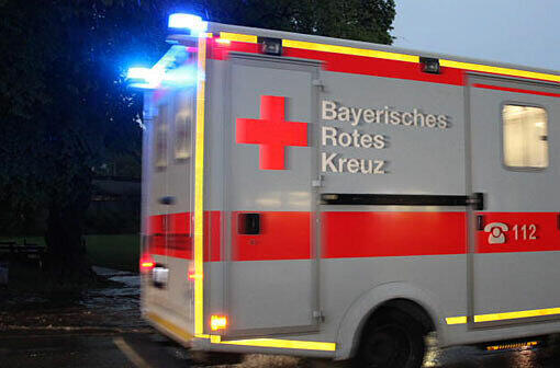 Der Motorradfahrer wurde bei dem Unfall schwer verletzt und musste in einem Krankenhaus behandelt werden (Symbolbild)