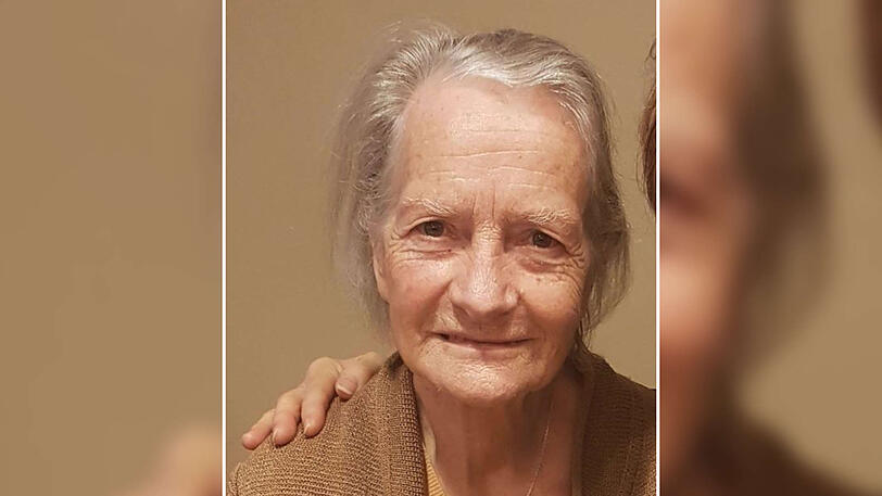 Die vermisste Frau leidet an einer akuten Demenzerkrankung und ist auf fremde Hilfe bzw. medizinische Hilfe angewiesen.