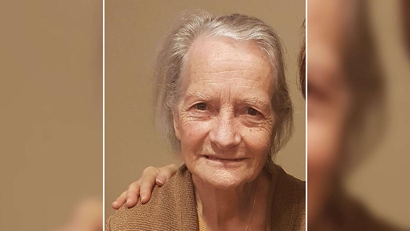Die vermisste Frau leidet an einer akuten Demenzerkrankung und ist auf fremde Hilfe bzw. medizinische Hilfe angewiesen. Die vermisste Frau leidet an einer akuten Demenzerkrankung und ist auf fremde Hilfe bzw. medizinische Hilfe angewiesen.